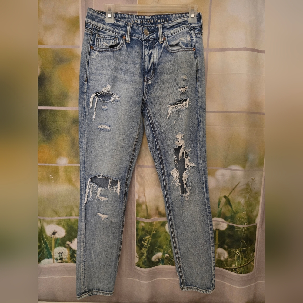 American Eagle Distressed Mom Jeans – Size 2 (28x29) Light Wash Button Fly